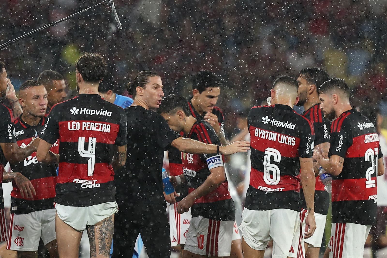 Filipe Luís dá instruções para os jogadores na beira do campo durante Flamengo x Lanús