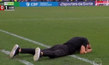 Filipe Luís em jogo do Flamengo contra o Corinthians em lance de Paquetá