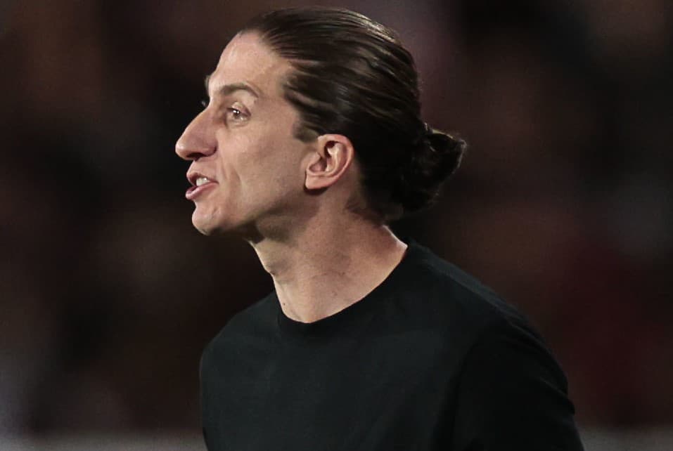 Filipe Luís grita durante jogo com o Lanús