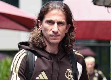 Filipe Luís durante embarque do Flamengo para Brasília