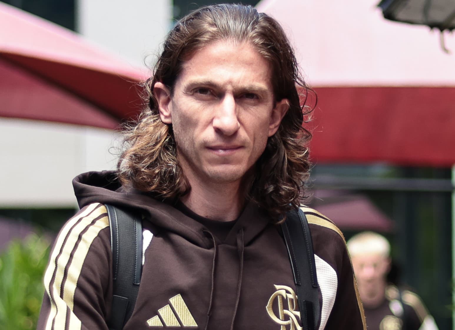 Filipe Luís durante embarque do Flamengo para Brasília