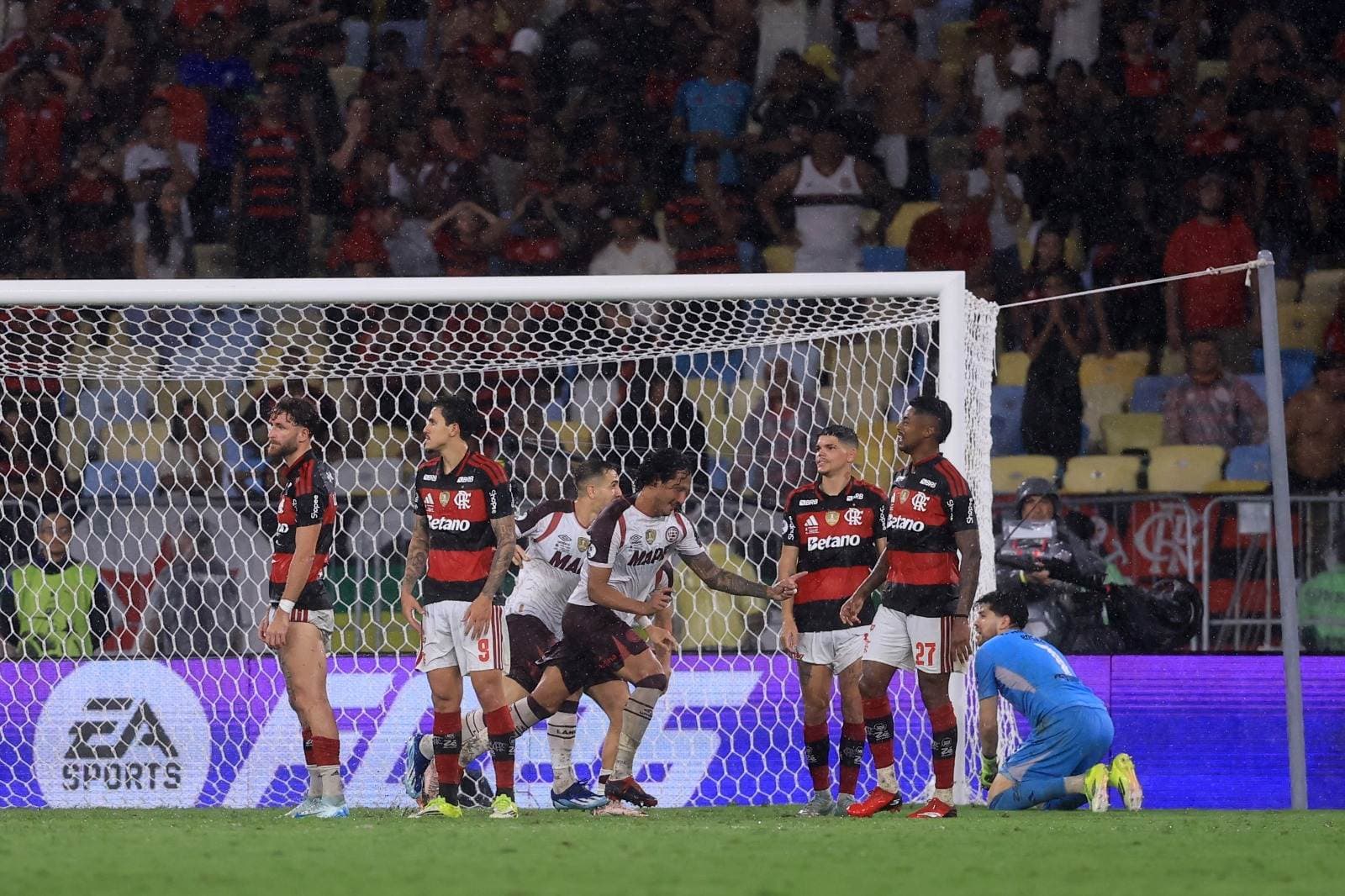 José Canale, do Lanús, comemora após marcar o segundo gol da equipe durante a partida da CONMEBOL Recopa 2026 entre Flamengo e Lanús, no Estádio do Maracanã, em 26 de fevereiro de 2026, no Rio de Janeiro, Brasil.