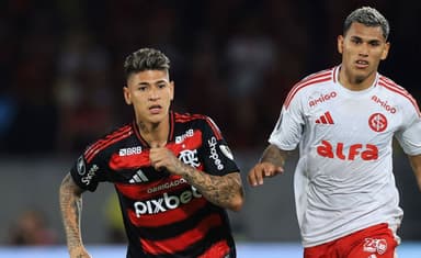 Carrascal em jogo do Flamengo contra o Internacional