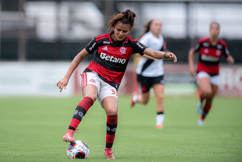 Layza domina a bola em jogo do Flamengo contra o Vasco