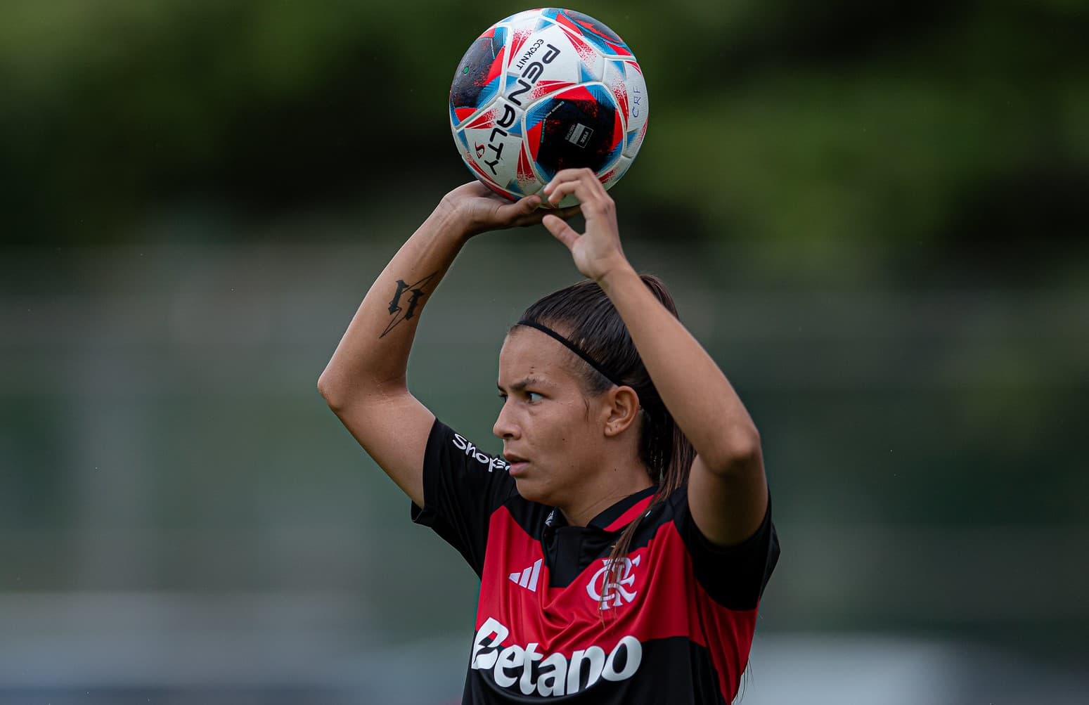 Jogadora do Flamengo bate lateral durante jogo pela Copa Rio Feminina