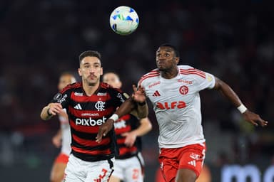 Léo Ortiz disputa bola com Ricardo Mathias durante Flamengo x Internacional no Maracana