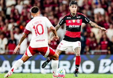 Pulgar prepara passe enquanto é marcado por Alan Patrick em Flamengo x Internacional