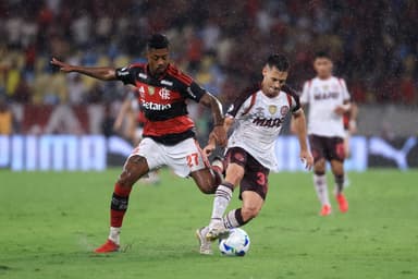 Bruno Henrique divide a bola com jogador do Lanús