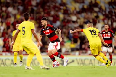 Paquetá com a bola dominada enquanto é marcado por jogadores do Madureira