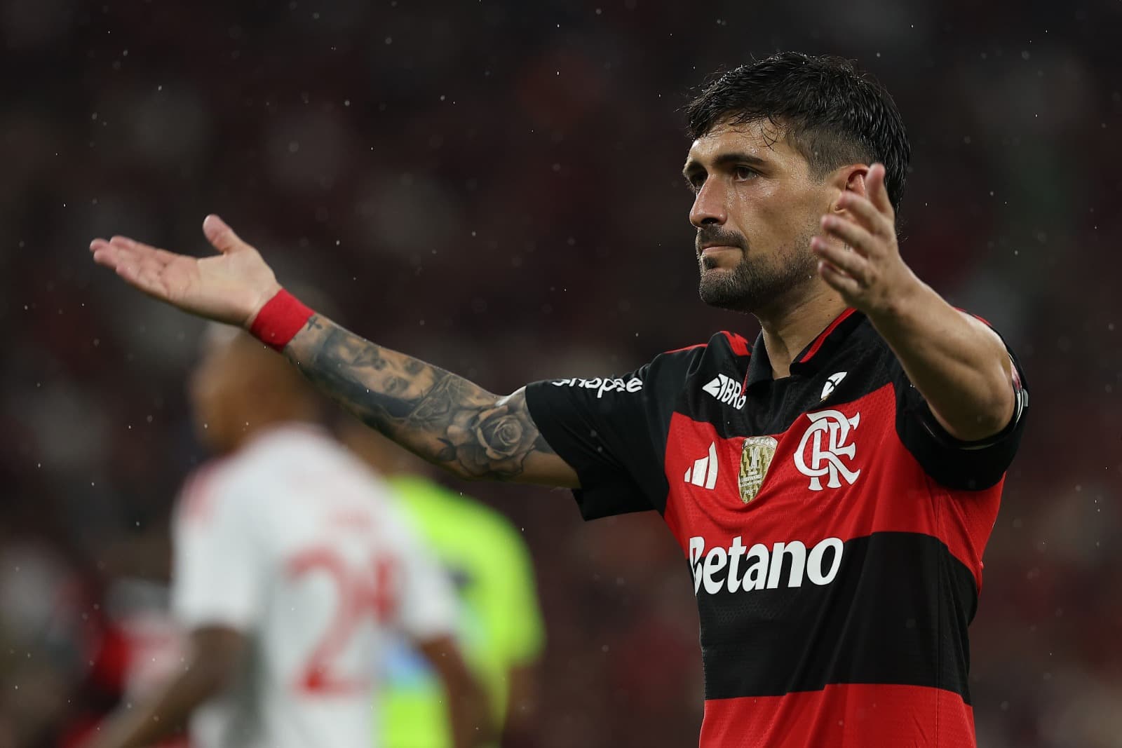 Arrascaeta pede apoio da torcida durante Flamengo x Internacional