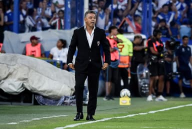 Marcelo Gallardo, técnico do River Plate, gesticula durante uma partida do Torneo Apertura Mercado Libre 2026 entre Velez Sarsfield e River Plate no Estádio José Amalfitani em 22 de fevereiro de 2026 em Buenos Aires, Argentina.