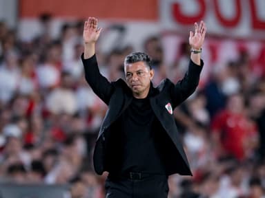 Marcelo Gallardo homenageia a torcida em sua última partida de sua segunda gestão como técnico do River Plate, durante a partida do Torneo Apertura Mercado Libre 2026 entre River Plate e Banfield no Estadio Más Monumental Antonio Vespucio Liberti em 26 de