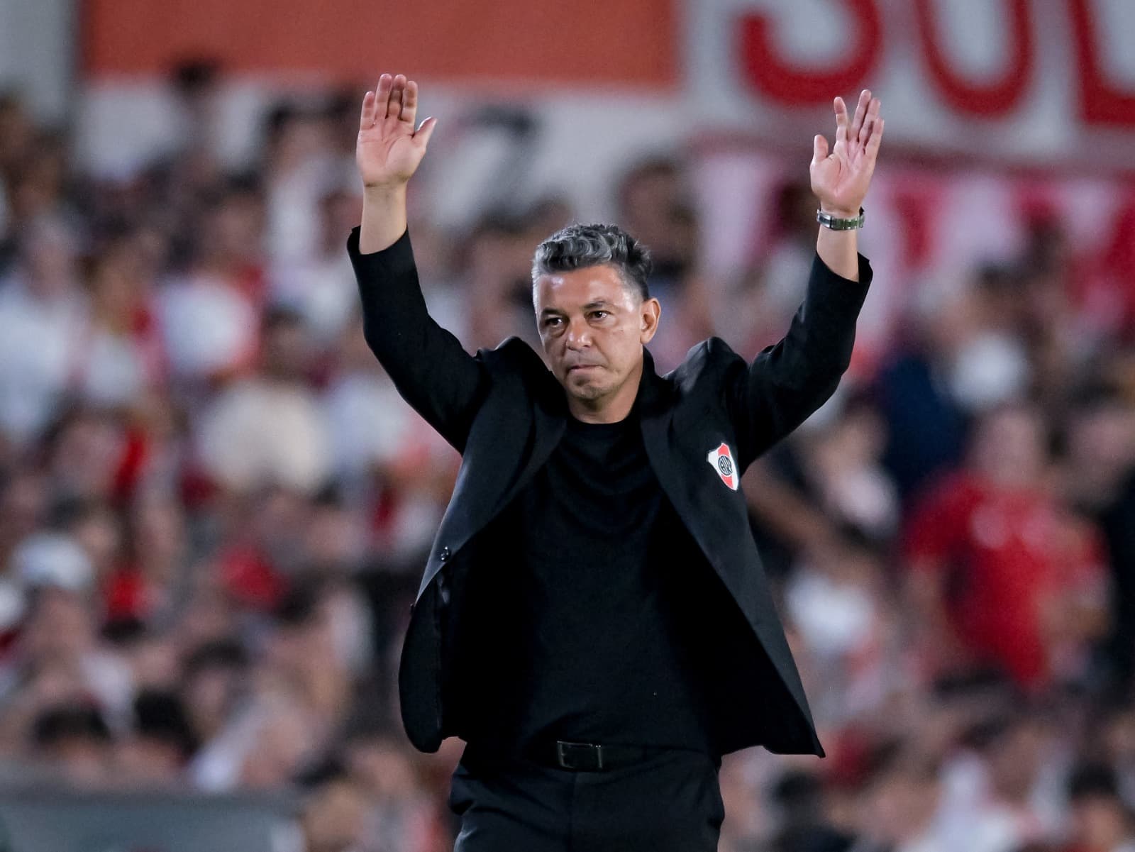 Marcelo Gallardo homenageia a torcida em sua última partida de sua segunda gestão como técnico do River Plate, durante a partida do Torneo Apertura Mercado Libre 2026 entre River Plate e Banfield no Estadio Más Monumental Antonio Vespucio Liberti em 26 de