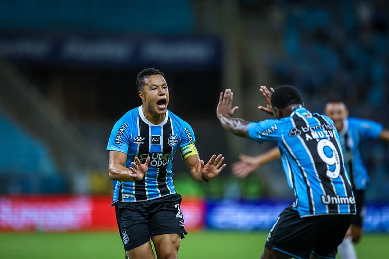 Marlon comemora gol do Grêmio  sobre o Atlético-MG