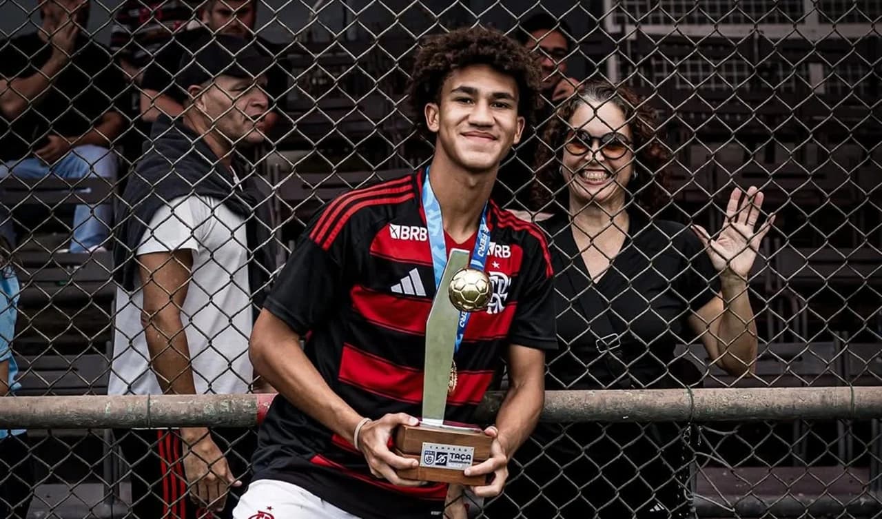 Heitor ao lado da sua mãe após jogo do Flamengo