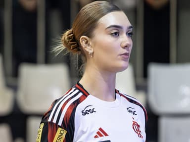 Helena Wenk perfilada antes de jogo do Sesc Flamengo