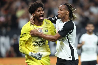 Hugo Souza e Carillo comemoram defesa de pênalti do goleiro