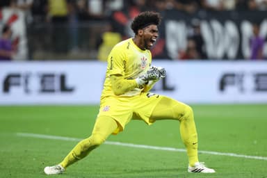 Hugo Souza vibra efusivamente após defender pênalti em Corinthians x Bragantino pelo Brasileirão 2026