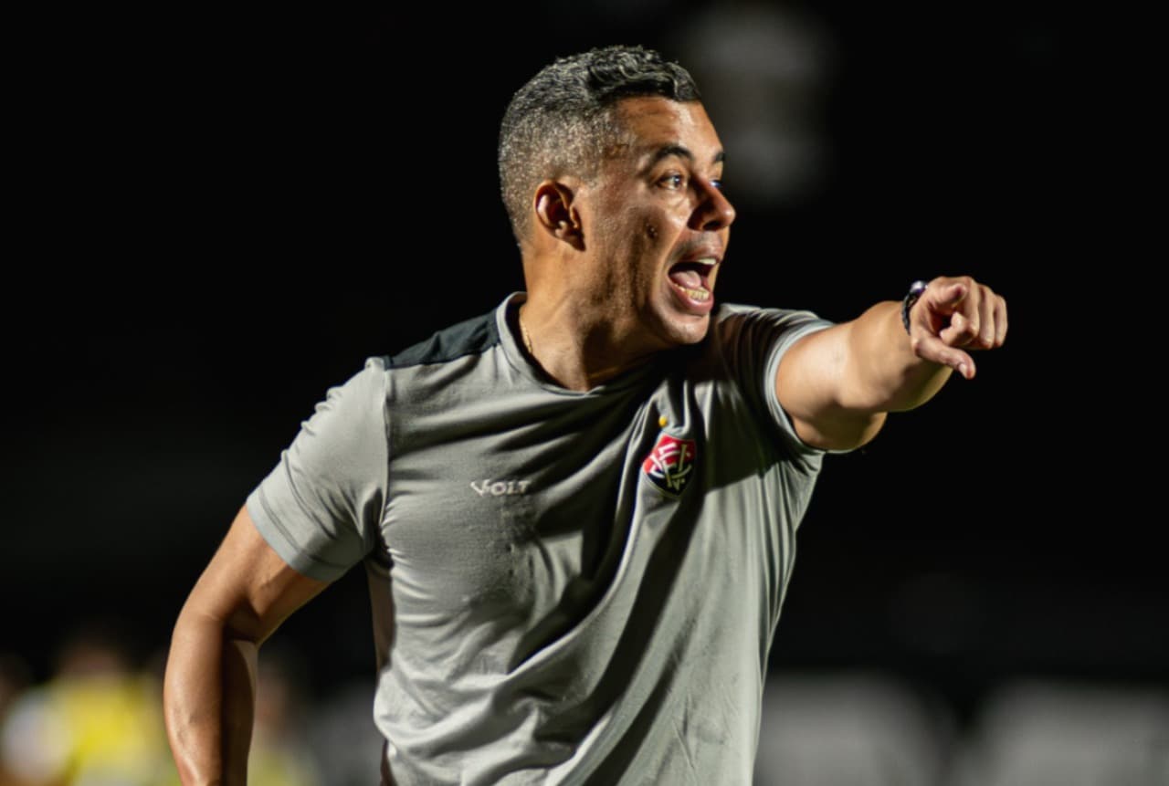 Jair Ventura, técnico do Vitória