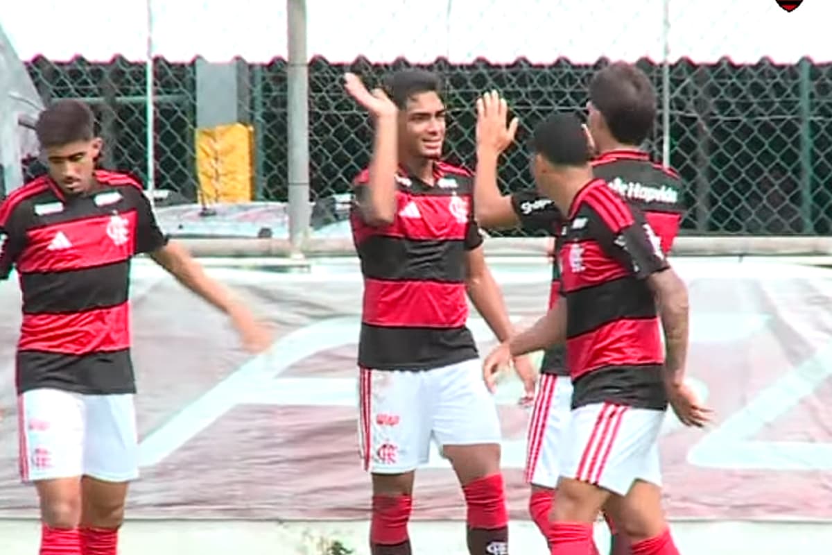 Josmar comemora gol em Flamengo x Vitória pelo Brasileirão Sub-20