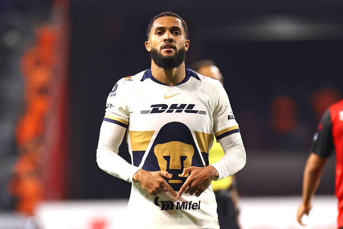 Juninho comemorando gol pelo Pumas