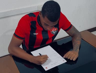 Kaio VIeira, ex-Flamengo, assinando com o Vitória.