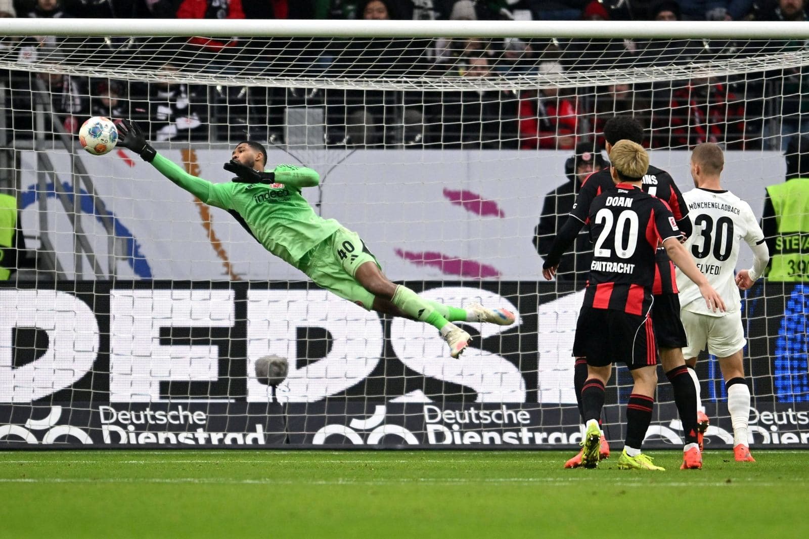 Defesa de Kauã Santos em partida do Frankfurt