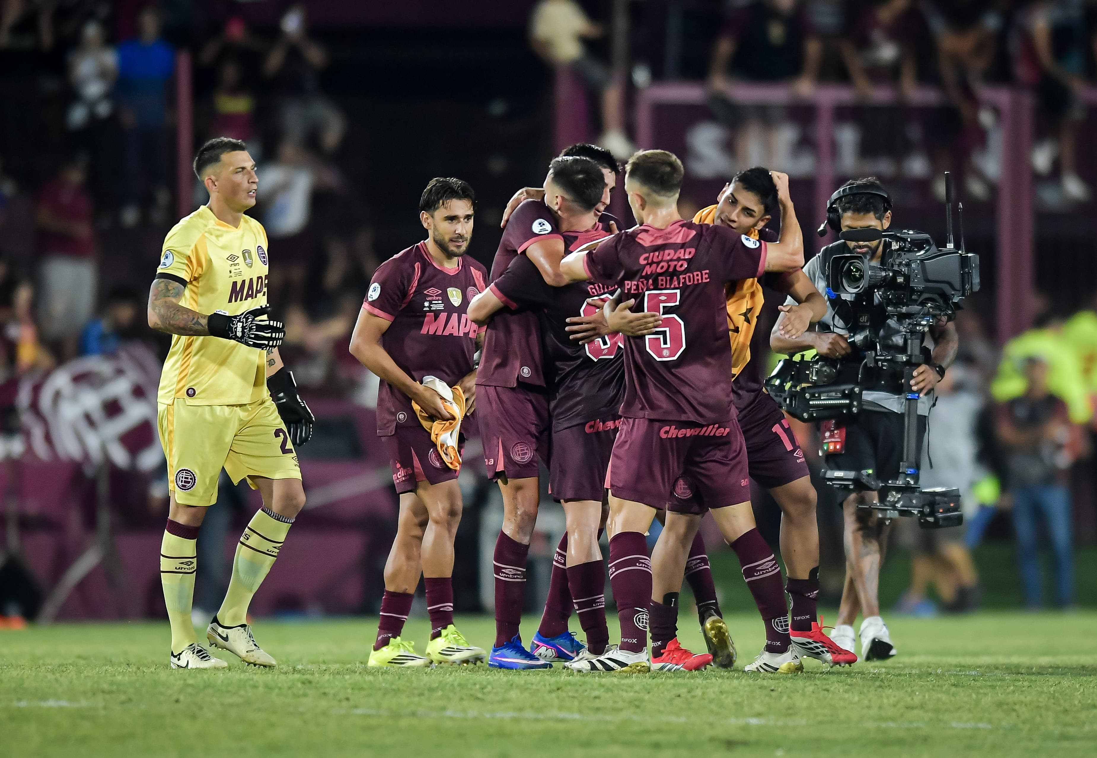 Time do Lanús comemora vitória sobre o Flamengo na ida da Recopa