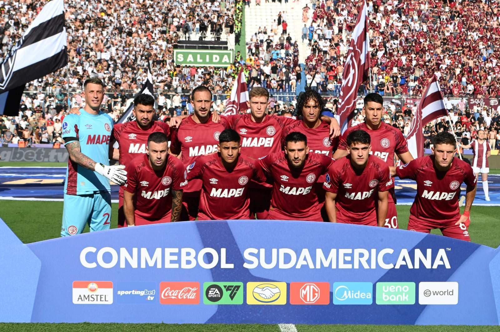 Jogadores do Lanus posam para uma foto do time antes da final da Copa CONMEBOL Sul-Americana de 2025 entre Lanus e Atlético Mineiro no Estádio Defensores del Chaco em 22 de novembro de 2025 em Assunção, Paraguai.