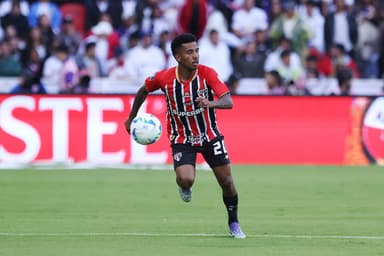Marcos Antônio em campo pelo São Paulo