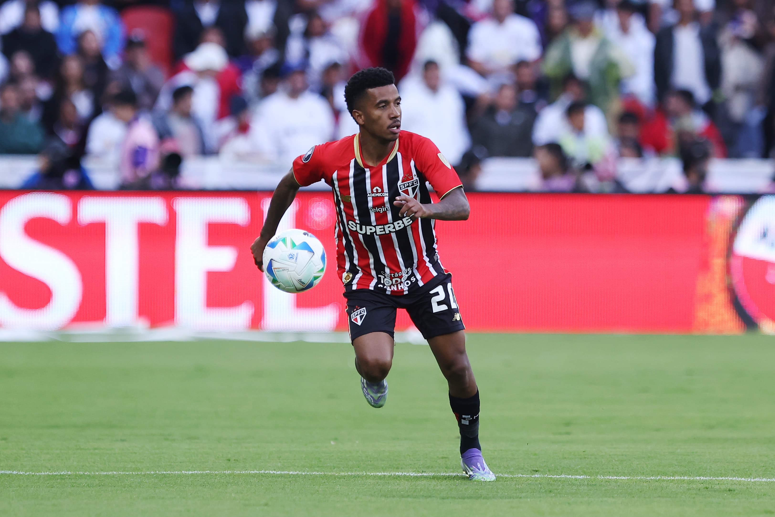 Marcos Antônio em campo pelo São Paulo