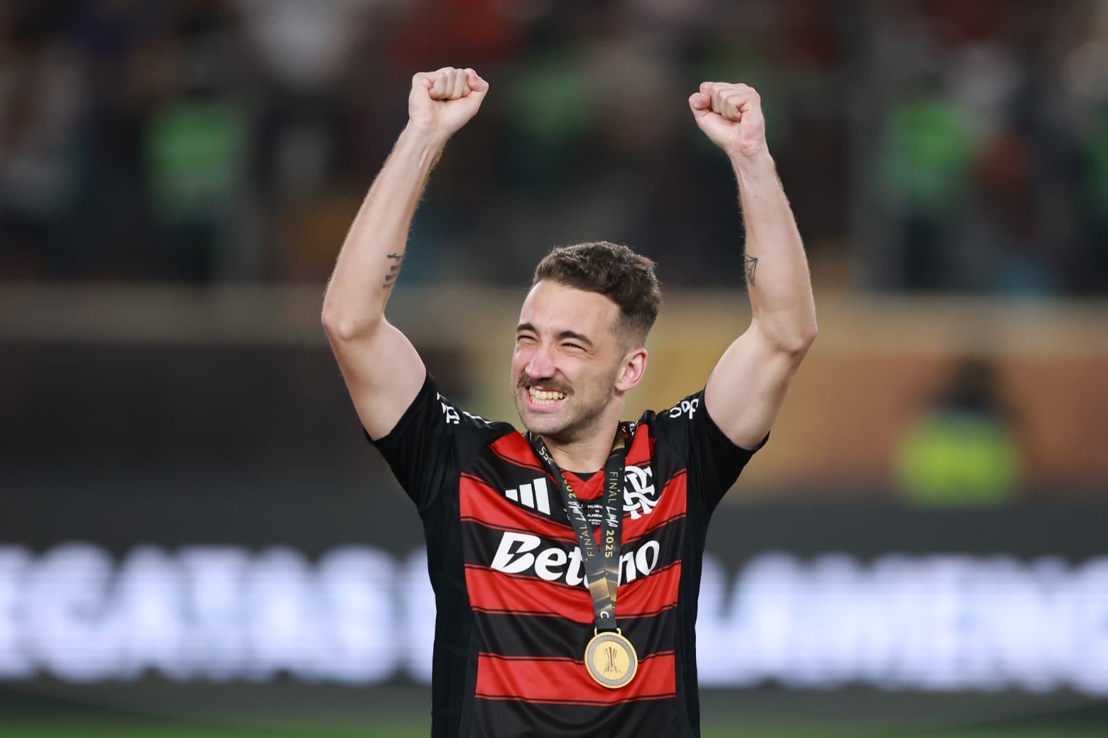 Léo Ortiz comemora titulo da Libertadores com a medalha no peito