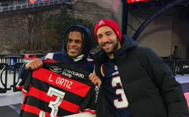 Léo Ortiz presenteia Demario Douglas, do Patriots com a camisa da seleção brasileir