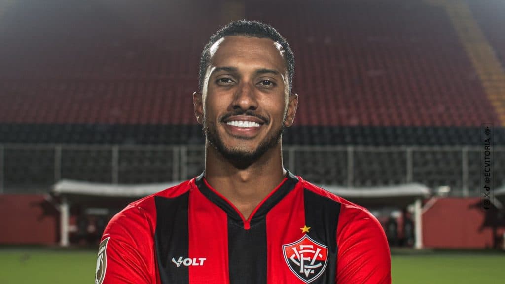 Lucas Braga sorri com a camisa do Vitória