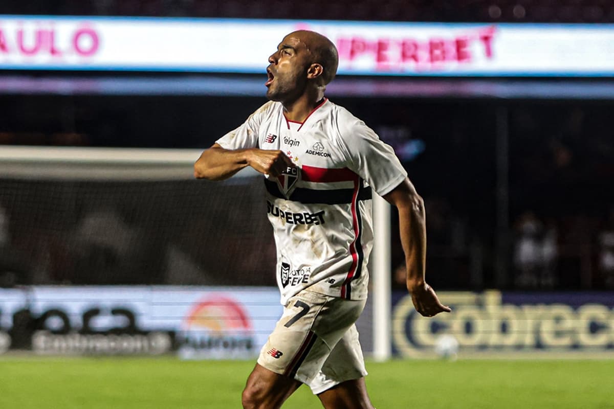 Lucas Moura comemora gol contra o Grêmio apontando para o escudo do São Paulo no MorumBIS