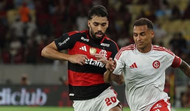 Lucas Paquetá em jogo do Flamengo contra o Internacional
