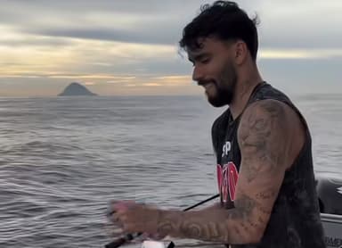 Lucas Paquetá pescando no Rio de janeiro