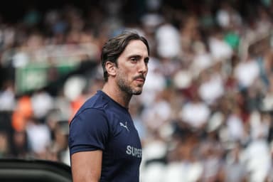 Luis Zubeldia concentrado durante embate entre Fluminense e Vasco pelo Carioca 2026