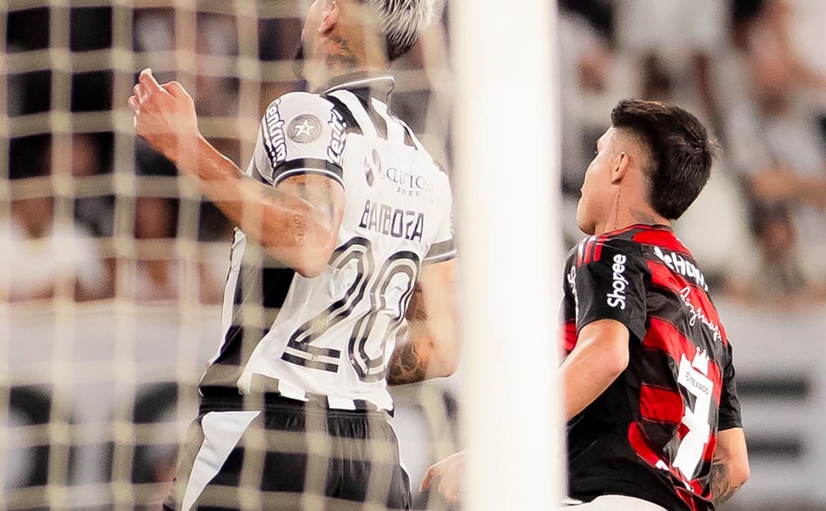 Luiz Araújo em jogo do Flamengo contra o Botafogo