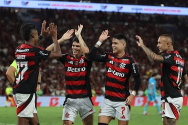 Bruno Henrique, do Flamengo, comemora com os companheiros Ayrton Lucas, Luiz Araújo e Everton Cebolinha após marcar o terceiro gol de seu time na partida entre Flamengo e Santos, no Brasileirão 2025, no Estádio do Maracanã, em 9 de novembro de 2025, no Ri