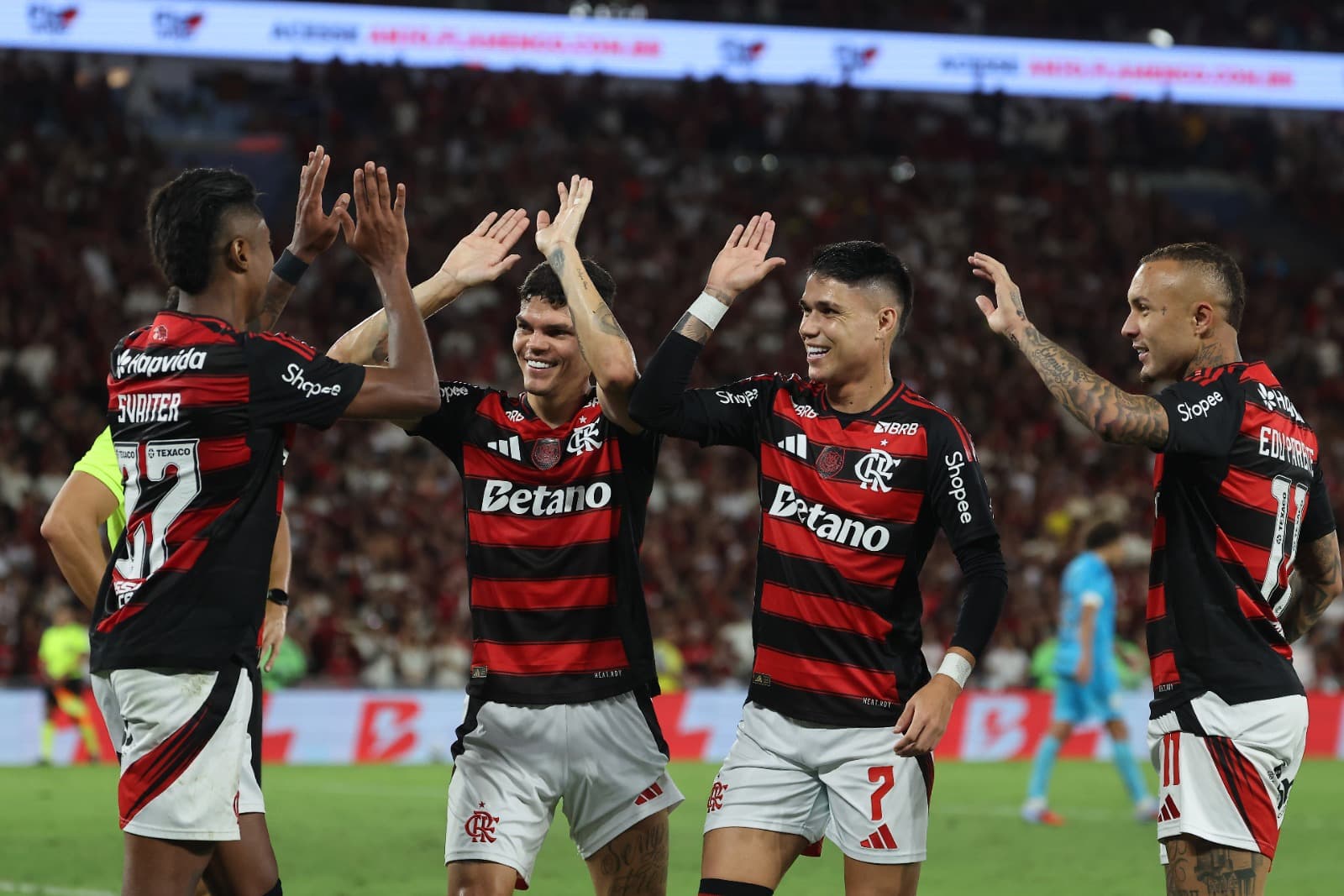 Bruno Henrique, do Flamengo, comemora com os companheiros Ayrton Lucas, Luiz Araújo e Everton Cebolinha após marcar o terceiro gol de seu time na partida entre Flamengo e Santos, no Brasileirão 2025, no Estádio do Maracanã, em 9 de novembro de 2025, no Ri