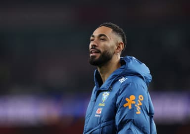 Matheus Cunha olha atentamente e com leve sorriso após amistoso entre Brasil e Senegal em novembro de 2025