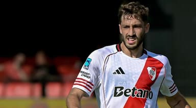 Viña, ex-Flamengo, em jogo do River Plate
