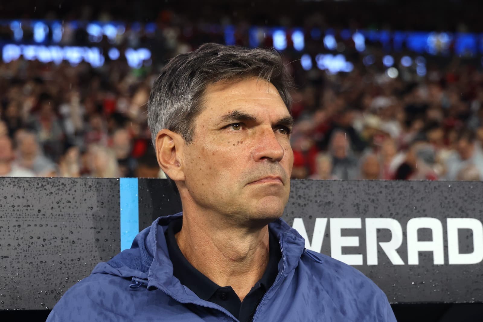 Mauricio Pellegrino no banco de reservas do Maracanã durante Flamengo x Lanús