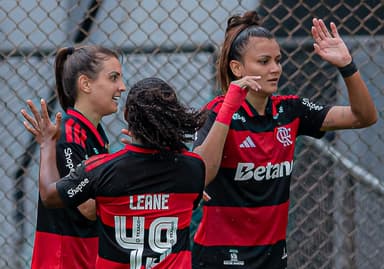 Leane, Djeni e Layza comemoram gol do Flamengo sobre o Vasco na Copa Rio Feminina
