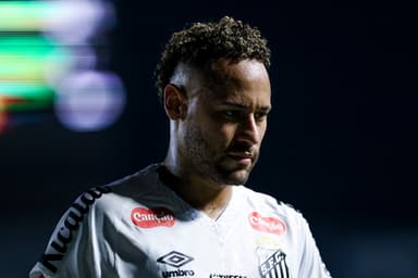 Neymar cabisbaixo em jogo do Santos