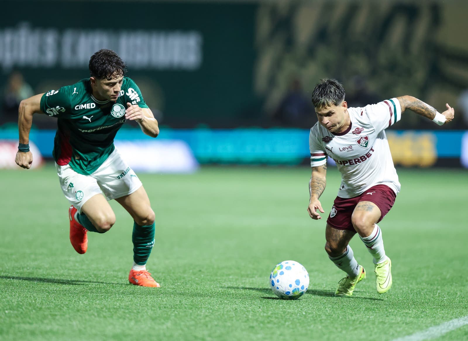 Soteldo tenta driblar Piquerez durante Palmeiras x Fluminense