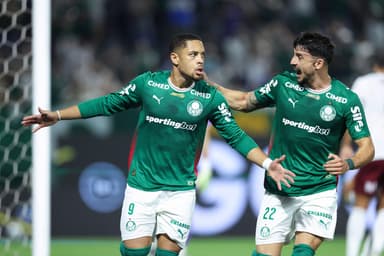 Vitor Roque e Flaco López comemoram gol do Palmeiras sobre o Fluminense