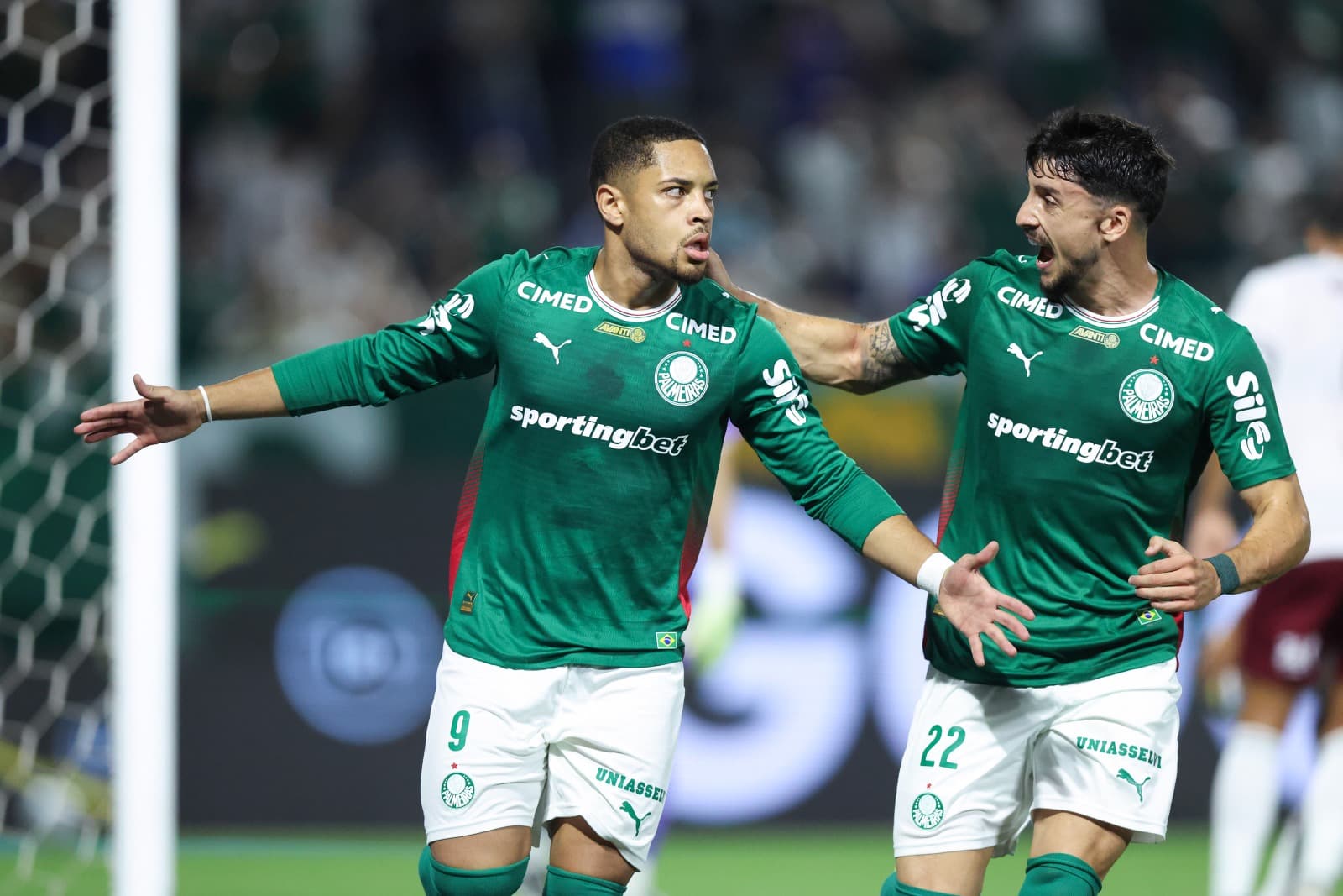 Vitor Roque e Flaco López comemoram gol do Palmeiras sobre o Fluminense