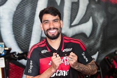 Paquetá sorrindo com a camisa do Flamengo no Ninho do Urubu